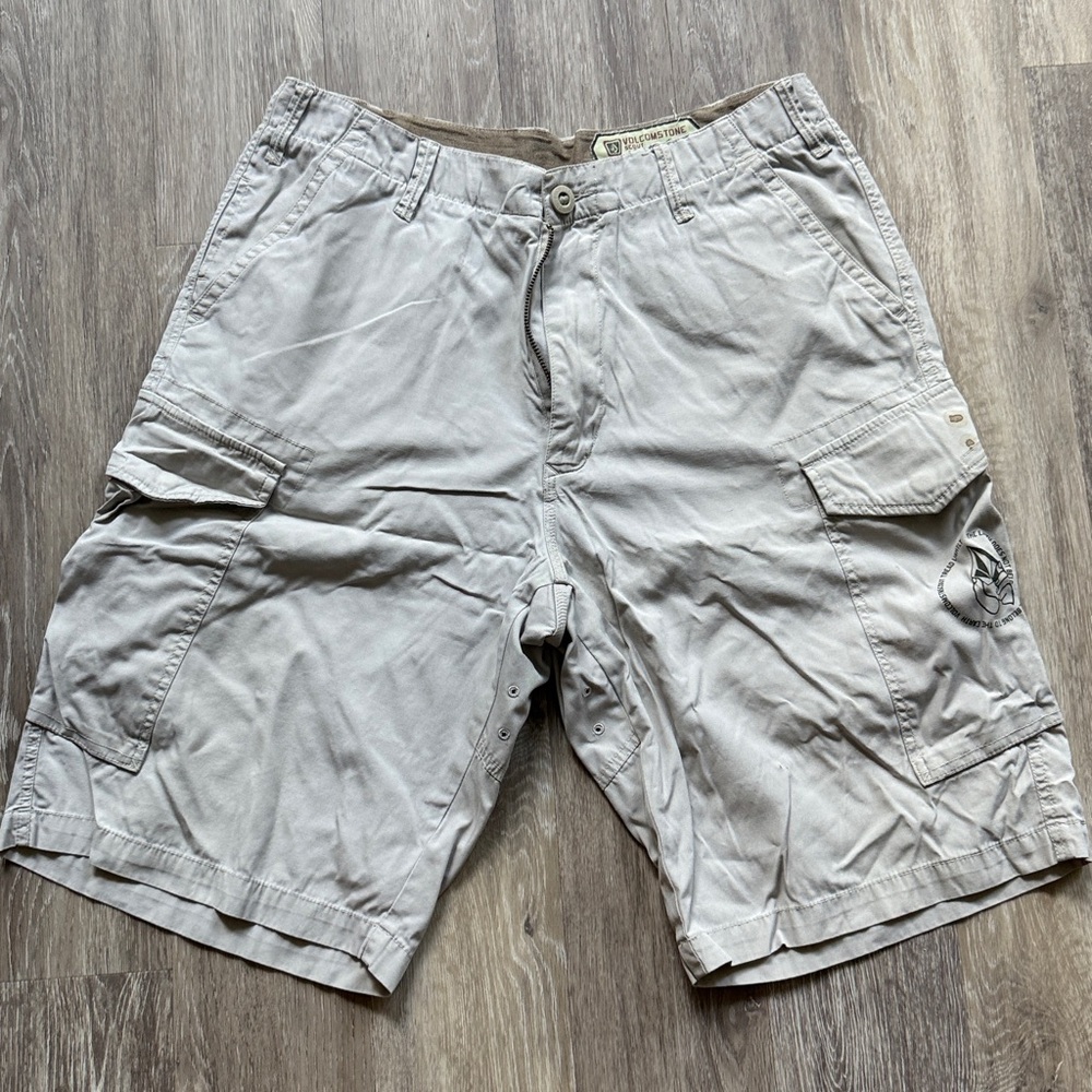 Volcom Stone Shorts Scout size 32
Has stain on one cargo pockets see pic